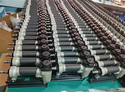 شحن 3000 قطعة Air Atapler 8016 و200 قطعة مسامير ملفوفة CN55 إلى العملاء الأتراك